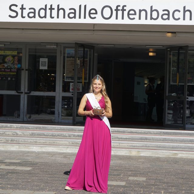 ✨ Impressionen der Edelsteintage Offenbach 2025 ✨
Ein Rückblick auf ein Wochenende voller funkelnder Highlights: faszinierende Mineralien, einzigartiger Schmuck, beeindruckende Fossilien, engagierte Aussteller – und ein Hauch königlicher Eleganz dank der Deutschen Edelsteinkönigin. 💎👑
Danke an alle, die dabei waren!

#EdelsteintageOffenbach #StadthalleOffenbach #Mineralien #Fossilien #Schmuckdesign #MesseMomente #Edelsteine #Edelsteinkönigin #SchätzeDerErde #SchmuckLiebe #Edelsteinenergie #Glanzvoll #Messereview #Steinerevent