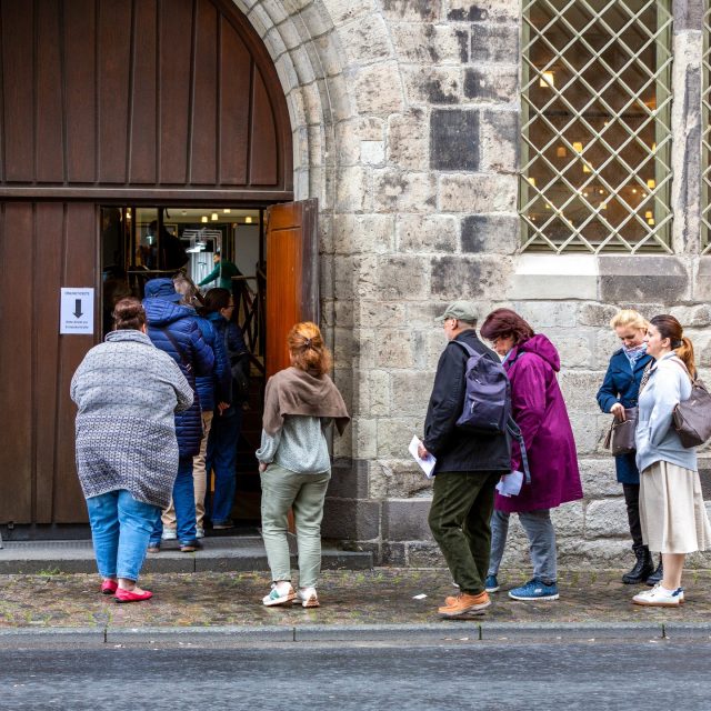 ✨ Edelsteintage Köln 2025 ✨
Am 15. + 16. November funkelt Köln wieder! 💎
Schnappt euch bis 31.10. eure Early-Bird-Tickets zum Sparpreis 🎟️ – online & nur für kurze Zeit!
👇
https://eventfrog.de/de/p/maerkte/sonstige-maerkte/edelsteintage-koeln-herbst2025-7330129562989242944.html

👧👦 Kinder bis 14 Jahre haben in Begleitung eines Erwachsenen freien Eintritt.
🕚 Öffnungszeiten:
📅 Sa 11–18 Uhr
📅 So 13–18 Uhr (wegen des stillen Feiertags erst ab 13 Uhr)

Über 50 Aussteller zeigen ihre Schätze der Erde – von Edelsteinen über Mineralien bis hin zu einzigartigem Schmuck. ✨
Kommt vorbei, entdeckt, staunt & lasst euch verzaubern! 💫

#EdelsteintageKöln #Edelsteine #Mineralien #Schmuck #Fossilien #CrystalVibes #KölnEvents #GürzenichKöln #EarlyBird #SchätzeDerErde #GlitzerLiebe #KölnErleben #GemLovers #MineralShow #FamilyEvent #Köln2025
