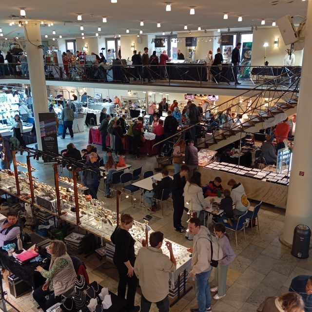 Danke an alle, die die Edelsteintage wieder unvergesslich gemacht haben! 💎✨
Ob Besucher:innen, Aussteller oder das fantastische Team vom Gürzenich – ihr habt dieses Event zu etwas ganz Besonderem gemacht.
So viele schöne Begegnungen, spannende Entdeckungen und echte Gänsehautmomente – wir sind immer noch begeistert! 🤍
Save the Date: 10. + 11. April 2027 – wir zählen schon die Tage! 🌟
Und wer nicht so lange warten will: 17. + 18. Oktober 2026 in Dortmund – wir freuen uns auf euch! 🙌
#EdelsteintageKöln #Danke #GürzenichKöln #KölnEvents #Edelsteine #Mineralien #Fossilien #Schmuckliebe #Edelsteinenergie #SaveTheDate #WirSehenUns #EventHighlights #CrystalEvents