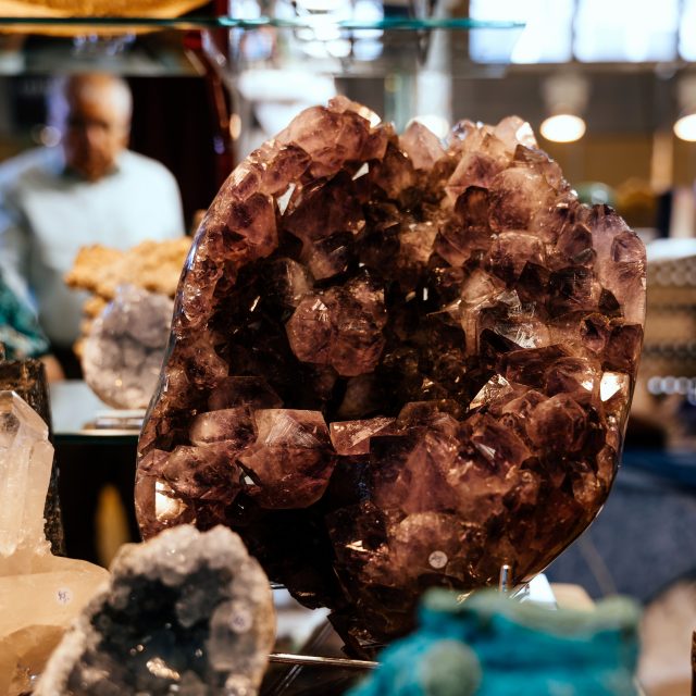 ✨ Impressionen zu den kommenden Edelsteintagen 💎
Faszinierende Mineralien, funkelnde Edelsteine und außergewöhnliche Schmuckstücke erwarten euch! Taucht ein in die Welt der Kristalle und entdeckt einzigartige Schätze aus aller Welt.
📍 25.+26.07.26 – Bodenseeforum Konstanz
📍 5.+6.09.26 – HCC Hannover
Wir freuen uns auf euren Besuch! ✨
#Edelsteintage #Mineralienbörse #Edelsteine #Kristalle #Schmuckliebe #Mineralien #Gemstones #CrystalLove #Handgemacht #Schmuckdesign #Edelsteinliebe #Konstanz #Hannover #Bodenseeforum #HccHannover #Mineralienesse #Kristallenergie #Heilsteine #Schmuckstücke #Glitzerliebe #Edelsteinmesse #BeautifulStones