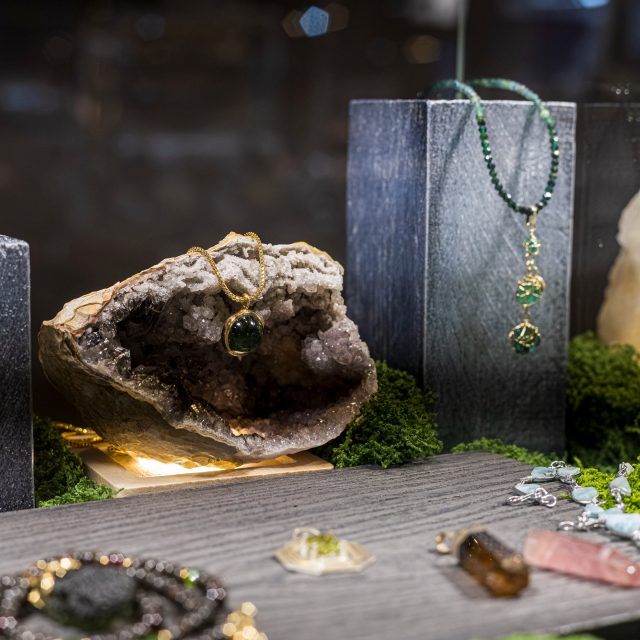 ✨ Hier noch ein paar Impressionen von den Edelsteintagen Konstanz am 25. & 26. Juli 2026! 💎✨

Zwei wunderschöne Tage voller funkelnder Edelsteine, besonderer Schmuckstücke und toller Begegnungen liegen hinter uns. 💍💫

Ein ganz besonderer Dank geht auch an unseren Fotografen Arthur, der die schönsten Momente der Veranstaltung mit seiner Kamera festgehalten hat. 📸❤️ Vielen Dank für die tollen Bilder!

Wir freuen uns schon auf das nächste Mal, wenn wir uns am 24.+25. Juli 2027 alle wiedersehen! 🥰💎

#EdelsteintageKonstanz #Edelsteine #Konstanz #EdelsteineUndSchmuck #Mineralien #Fossilien #Opale #Heilsteine #Schmuckliebe #Mineralien #Kristalle #Gemstones #Jewelry #Messe #Veranstaltung #Impressionen #Dankeschön #Fotografie #Edelsteinliebe #FunkelndeMomente #CrystalEvents💎✨📸