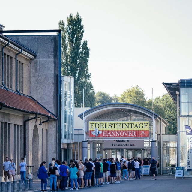 ✨💎 Die Aussteller der Edelsteintage Hannover freuen sich auf euren Besuch💎✨

Am 5. & 6. September öffnet das HCC Hannover wieder seine Türen für alle Fans von Edelsteinen, Mineralien, Fossilien und Schmuck. 🌍✨

👨‍👩‍👧‍👦 Perfekt für die ganze Familie: Kinder bis 14 Jahre erhalten in Begleitung eines Erwachsenen freien Eintritt.

Freut euch auf einzigartige Aussteller, faszinierende Schätze aus aller Welt und spannende Mitmach-Aktionen. Besonders beliebt:
🔹 Geoden knacken
🔹 Live-Schleifvorführungen
🔹 Entdecken, Staunen & Sammeln

Erlebt die faszinierende Welt der Kristalle und Edelsteine hautnah und lasst euch von ihrer Vielfalt begeistern. ✨
#EdelsteintageHannover #Edelsteine #Mineralien #Fossilien #Schmuck #Kristalle #Geoden #Hannover #Edelsteinliebe #Mineraliensammlung #Familienevent #HCCHannover