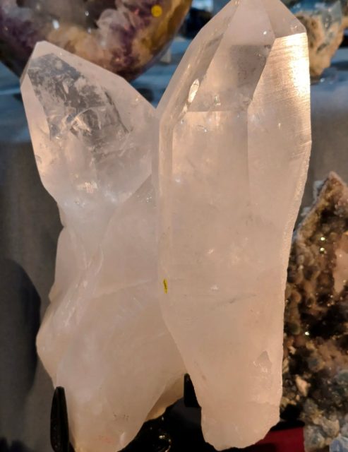 ✨ Das ist nur EINE Facette von dem, was euch an diesem Wochenende bei den Edelsteintagen in der Stadthalle Offenbach erwartet! 💎
Taucht ein in die faszinierende Welt der Mineralien & Edelsteine und entdeckt neben exklusiven Wohnobjekten aus Stein auch individuellen Edelsteinschmuck, jahrmillionenalte Fossilien, kostbare Opale, funkelnde Kristalle und vieles mehr – natürlich könnt ihr eure Lieblingsstücke auch direkt vor Ort kaufen. ✨
🌟 Besondere Highlights:
💥 Geoden knacken
🔨 Edelsteine bohren
💎 Kostenlose Edelsteinbestimmung
Und das Beste: Kinder bis 14 Jahre haben in Begleitung eines Erwachsenen freien Eintritt! 👨👩👧👦
📍 Stadthalle Offenbach
🗓️ Nur an einem Wochenende im Jahr!
⏰ Öffnungszeiten:
Samstag: 11–18 Uhr
Sonntag: 11–17 Uhr
Kommt vorbei, lasst euch verzaubern, entdeckt besondere Schätze und vielleicht findet ihr genau den Edelstein, der euch nicht mehr loslässt. 🤩💎
Wir freuen uns auf euren Besuch! ❤️
#Edelsteintage #EdelsteintageOffenbach #Mineralien #Edelsteine #Fossilien Edelsteinschmuck Kristalle GeodenKnacken Edelsteinbestimmung Heilsteine Edelsteinliebe Opale Amethystdruse StadthalleOffenbach