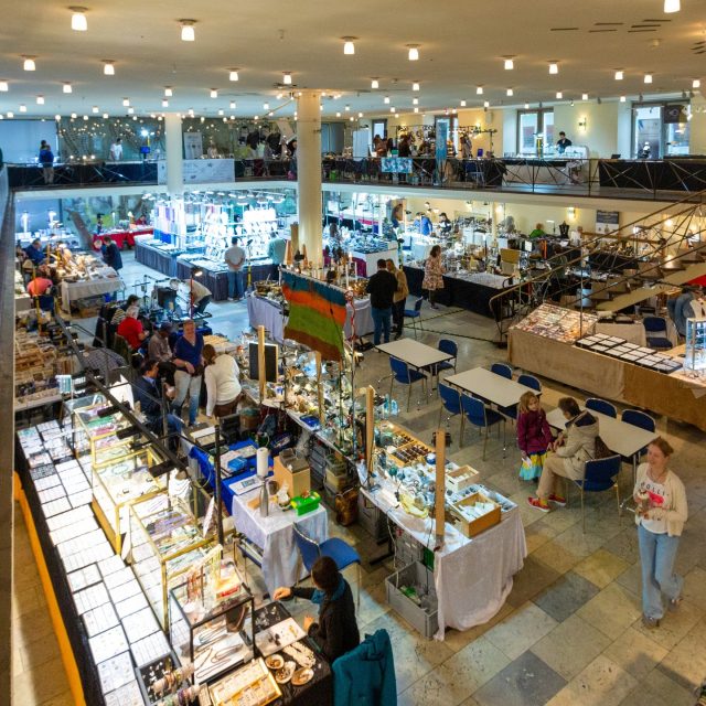 💎✨ Es glitzert wieder im Gürzenich Köln! ✨💎
Am 15. & 16. November heißt es: Willkommen zu den Edelsteintagen Köln!

Taucht ein in die funkelnde Welt der Mineralien, Kristalle und edlen Steine – faszinierend, magisch und einzigartig wie die Natur selbst. 🌈💫

🌟 Neu in diesem Jahr: Das beliebte Geoden-Knacken für Groß & Klein!
Werdet selbst zu Entdecker:innen und öffnet euer eigenes Naturwunder – jede Geode ein echtes Unikat voller Überraschungen! 🪨💥

🕒 Öffnungszeiten:
📅 Samstag: 11–18 Uhr
📅 Sonntag (stiller Feiertag): 13–18 Uhr - bitte geänderte öffnungszeitenbeachten!

👧🧒 Kinder bis 14 Jahre haben in Begleitung eines Erwachsenen freien Eintritt! ❤️

#Edelsteintage #EdelsteintageKöln #GürzenichKöln #Edelsteine #Mineralien #Kristalle #Fossilien #Schmuckunikate #GeodenKnacken #FaszinationNatur #SchätzeDerErde #Glitzermomente #Geschenkideen #Familienevent #VeranstaltungenInKöln