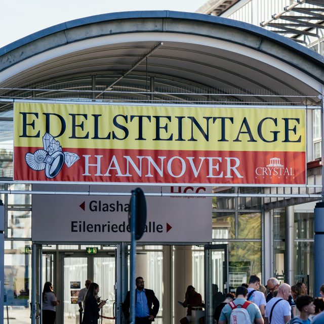 ✨💎 Die Edelsteintage Hannover 2026 rücken näher! 💎✨
Am 5. & 6. September öffnet das HCC Hannover wieder seine Türen für alle Fans von Edelsteinen, Mineralien, Fossilien und Schmuck. 🌍✨
👨👩👧👦 Perfekt für die ganze Familie: Kinder bis 14 Jahre erhalten in Begleitung eines Erwachsenen freien Eintritt.
Freut euch auf einzigartige Aussteller, faszinierende Schätze aus aller Welt und spannende Mitmach-Aktionen. Besonders beliebt:
🔹 Geoden knacken
🔹 Live-Schleifvorführungen
🔹 Entdecken, Staunen & Sammeln
Erlebt die faszinierende Welt der Kristalle und Edelsteine hautnah und lasst euch von ihrer Vielfalt begeistern. ✨
🎟️ Tickets gibt es bereits online!
Sichert euch noch bis zum 16.08.2026 vergünstigte Early-Bird-Tickets und spart beim Eintritt. 👇
#EdelsteintageHannover #Edelsteine #Mineralien #Fossilien #Schmuck #Heilsteine #Kristalle #Mineralienbörse #Mineralienmesse #Schmuckmesse #GeodenKnacken #Hannover #EventsHannover #Familienevent #CrystalEvents #HCCHannover
https://eventfrog.de/de/p/maerkte/sammlermarkt/edelsteintage-hannover-05-09-06-09-2026-7442234705267680456.html