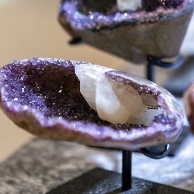 ✨ Edelsteintage Bremen ✨
📍 Messe Bremen - Halle 3
🗓 14. + 15. Februar 2026

Über 60 internationale Aussteller bringen die faszinierende Welt der Edelsteine, Mineralien, Fossilien & Schmuckstücke nach Bremen 💎🌍
Von funkelnden Schätzen bis zu einzigartigen Sammlerstücken – hier gibt es viel zu entdecken!

👧🧒 Kinder bis 14 Jahre haben in Begleitung eines Erwachsenen freien Eintritt 💛

💜 Auf den Fotos: traumhafte Amethyste 💜
Natürlich. Kraftvoll. Einfach wow.

#Edelsteintage #EdelsteintageBremen #Mineralienmesse #MesseBremen #Edelsteine #Amethyst #Mineralien #Fossilien #Schmuck #Kristalle #Geodenknacken #Edelsteinbestimmung #Scheifvorführungen #Familienevent #BremenEvents #Kristalle #Steinliebe